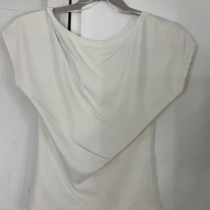 Vit topp från BikBok - Säljer en vit topp från BikBok i storlek XS. Den här en öppen rygg och kommer inte till användning längre💗