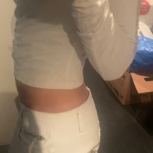 vita butcut lågmidjade jeans - Säljer superfina vita lågmidjade jeans i bra skick och helt nya