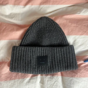 Acne mössa - Säljer min gråa Acne mössa i nyskick!! Nypris 1700kr. Hittade inte färgen på acnes hemsida så tror färgen utgått, köpte mössan för länge sen men har inte använt. På andra bilden finns iaf en annons kvar så där syns exakta färgen 🥰🥰 