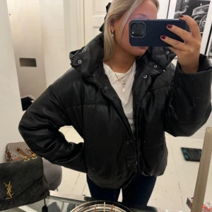 Skinn puffer jacket - Så fin puffer jacket i skinn i jätte fint skick.