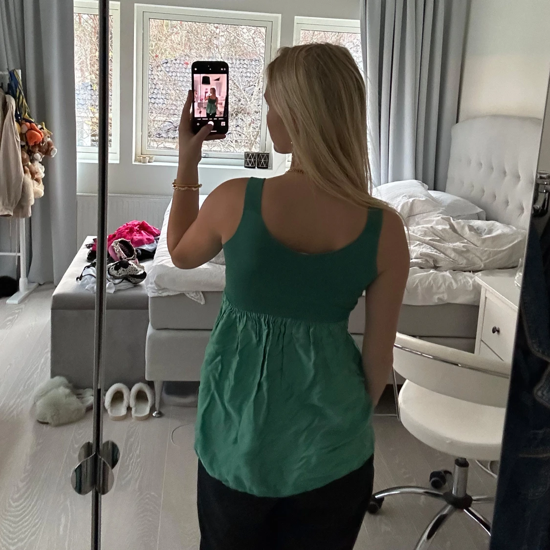 Grön ärmlös topp i satin och viskos - 93