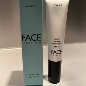 helt ny och oanvänd tinted mineral moisturizer i nyans 2 från Face Stockholm, det är en foundation. går att kolla på deras hemsida hur färgen ser ut. nypris 435 kr, jag säljer för 149 kr. 💕💕