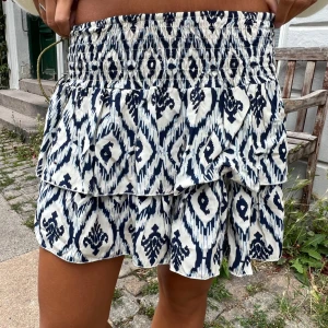 Supersöt kjol! 💙 - Säljer denna fina kjolen från Design by Si! Tyvärr är den aldrig använd eftersom den är för liten, endast testad!  Storlek: XS/S (Lånade bilder)
