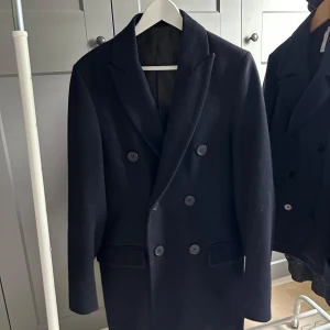 Rock från HM - Säljer denna dubbelknäppta ullrock från HM. Perfekt inför vintern. Fint skick. Säljs till kanonpris, först till kvarn. 