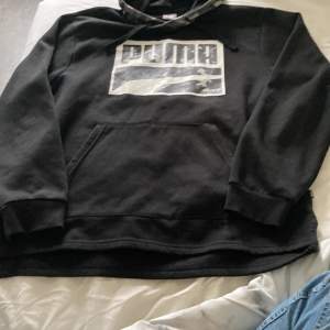 Säljer en svart hoodie från Puma i mycket bra skick. Den har en stor ficka fram och ett coolt kamouflagemönster i loggan. Perfekt för höst och vinter, och den är superbekväm att ha på sig. Passar både till vardags och träning!