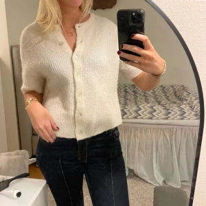 Kortärmad kofta - Kortärmad kofta. Superfin och skön och består till viss del av alpacka! Använd fåtal gånger💕