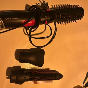 Remington - Bra skick och gör håret jätte fint, säljer därför att jag har en annan.