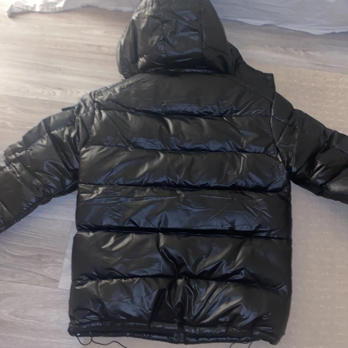 Svart pufferjacka med huva - 93