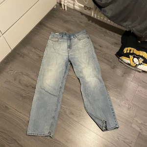 Ljusblå jeans från weekday - Säljer ett par ljusblå jeans i bra skick. De har en klassisk femficksdesign och en avslappnad passform. Perfekta för vardagsbruk och kan matchas med nästan vad som helst. Passar både vår och sommar. Hör av dig vid intresse! Storlek 30/32