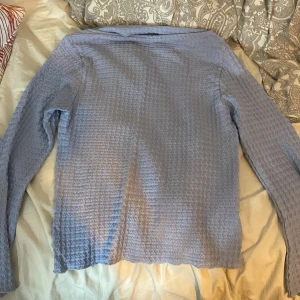 Ljusblå tröja från 157 - Säljer en ljusblå tröja från 157 i storlek XL. Tröjan har en unik textur och är långärmad, perfekt för kyligare dagar. Den är i mycket bra skick och passar både till vardags och lite finare tillfällen. Skön och stilren design!