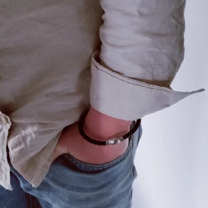 Svart flätat armband - Snyggt svart flätat armband med en stilren magnetiskt soänne. Perfekt för både vardag och fest. Armbandet har en enkel men elegant design som passar alla stilar. Det är lätt att ta på och av tack vare det praktiska spännet.