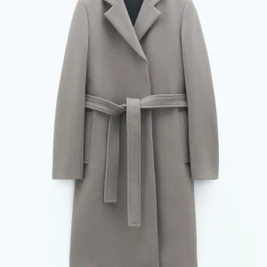 Filippa K Kappa - Säljer min super fina långkappa från Filippa K i färgen taupe. Perfekt nu till hösten/vintern! 😍 Kappan är i mycket bra skick, pris kan diskuteras. 💕 Är i storlek 36 men passar mig som i vanliga fall bär 32/XS. 