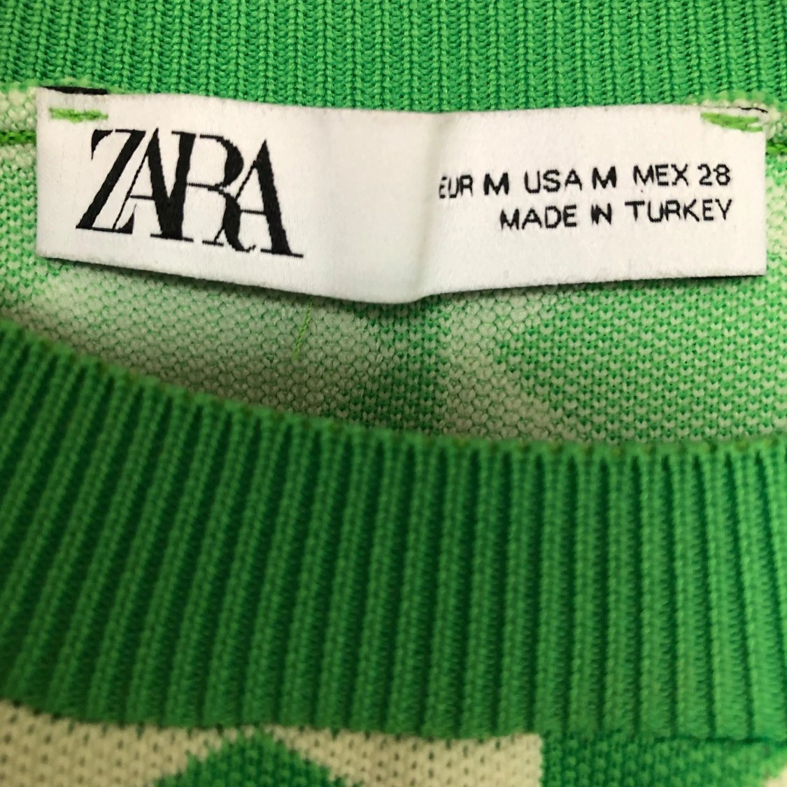 Grön och vit-rutig väst i croppad modell från Zara - 91