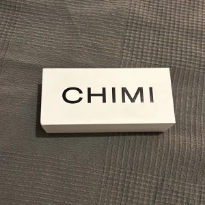 Chimi solglasögon - Säljer ett par solglasögon ifrån chimi i modellen 03 och i färgen grå. Köpte för 1350 på hemsidan och har endast provat, mitt pris är 400kr. 