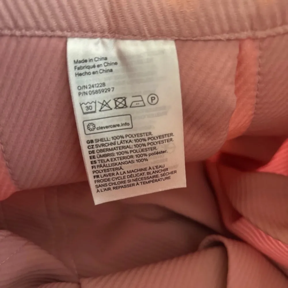 Superfin rosa kjol från H&M Divided i storlek 34. Den är gjord av polyester och har en söt design med vita ränder längst ner. Perfekt för vår och sommar! Kjolen har en normal passform och är i mycket bra skick. Har ett litet veck (se sista bilden) men inget man tänker på eller som syns så mycket. Köparen betalar frakt. . Kjolar.