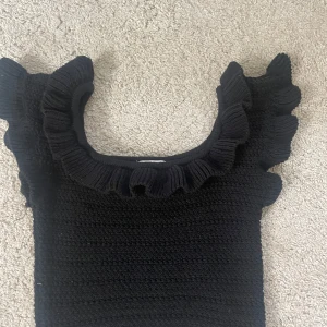 Stickad/virkad topp från hm - Jättefin virkad topp från hm med volanger. Jättefin till ett par kostymbyxor till exempel! Aldrig använd då den är för liten för mig, men skulle säga att den är mittemellan xxs och xs🩷 Hör av dig vid frågor och KOM MED PRISFÖRSLAG!!!!!