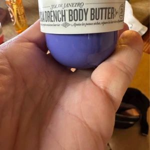 Sol de Janeiro Body Butter - En lyxig body butter från Sol de Janeiro i en söt lila burk nr 59 . Perfekt för att återfukta och reparera torr hud. Innehåller närande ingredienser som kokosolja och sheasmör. Perfekt att ha med i väskan för snabb återfuktning när som helst! Finns i Åmål kan skickas 