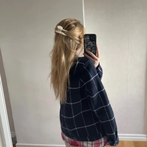 mörkblå höst kappa - Supersöt mörkblå rutig kort kappa / jacka. Den är storlek s & märket är scotch & soda. Den är ganska tjock så man kan ha den när det så fin höst jacka i superfint skick. är lite kallare. hör bara av dig om du har frågor! <3