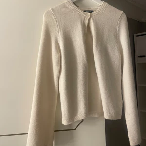 Vit kofta i bomull - Säljer denna trendiga kofta från Gina