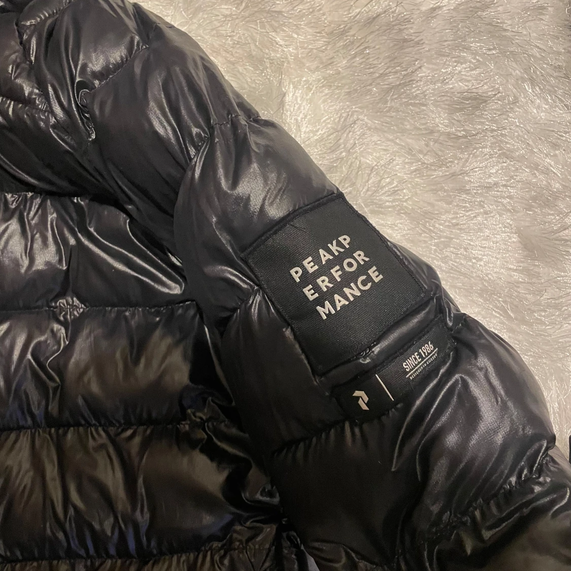 Svart glansig dunjacka från Peak Performance - 92