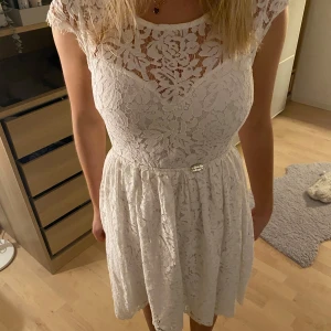 Finklänning - Denna klänningen är bara använd 1 gång så den är som ny! Den är perfekt nu till sommaren, till skolavslutningen eller studenten💕💕Priset går att diskutera!