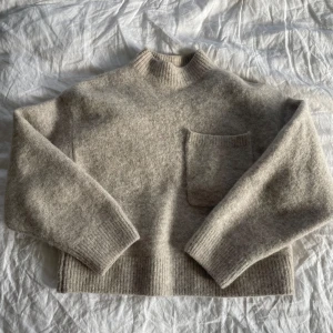 Stickad tröja - En jättesöt stickad halvpolo från &otherstories :) Obsobs den är lite ljusare än vad bilden visar
