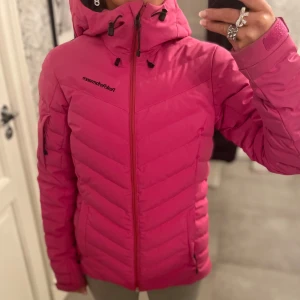 Rosa dunjacka från Peak Performance - Säljer en superfin rosa dunjacka från Peak Performance. Den har en snygg och praktisk dragkedja, justerbar huva och flera fickor. Perfekt för kyliga dagar och håller dig varm och stilren. Jackan är i mycket bra skick och passar perfekt för höst och vinter. Kvar till markerad såld💞🌟💞