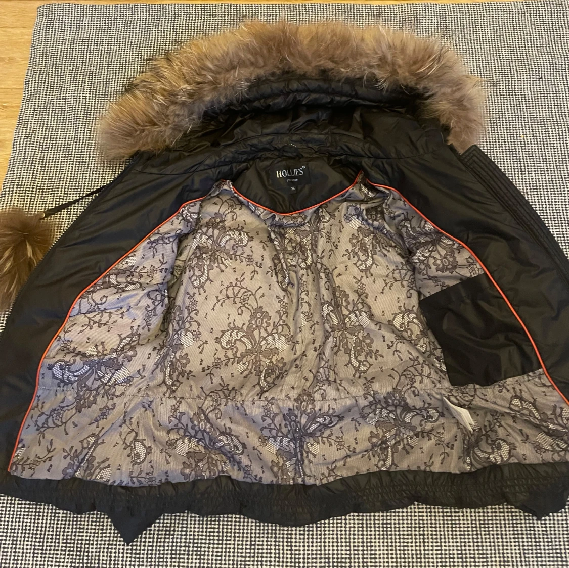 Svart dunjacka med pälsdetaljer från Hollies - 90