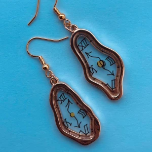 Unika örhängen med smält klockdesign - Säljer ett par coola örhängen med en smält klockdesign. Nickelfria krokar. Hämtas i Hornstull i Stockholm eller skickas mot fraktkostnad. ❤️