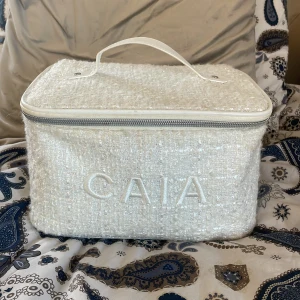 Caia necessär  - Säljer min fina caia necessär. Den är från Caias julkalender för något år sedan. Den rymmer jättemycket och är perfekt storlek. Den har lite smink fläckar inuti därför säljer jag den billigt. Den är smidig och jättefin💗