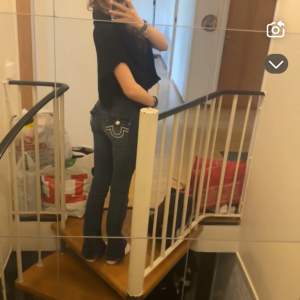 Hej, säljer nu mina true religion jeans då dom är för små för mig💕  De är lite slitna på botten men annars i superbra skick, finns uppdaterade bilder då jag tvättat de och ser ej skryngliga ut som på bilderna, fler bilder skriv privat så fixar jag de💓 De är i storlek W24.  Mått osv kan jag också skicka privat💗