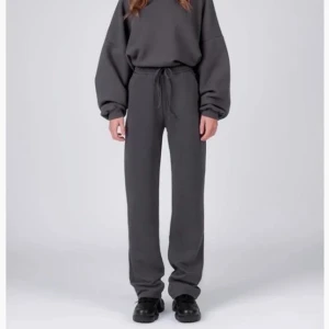 Grå mjukisbyxor med snörning - Säljer ett par grå mjukisbyxor i loose fit med snörning i midjan från lxa💗säljer även linnet som hör till! De är superbekväma och passar till det mesta. Använt fåtal gånger 