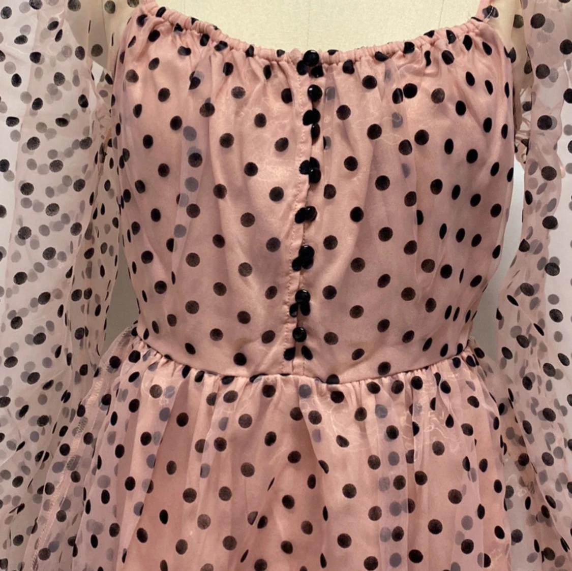 Rosa prickig klänning med puffärmar - 92