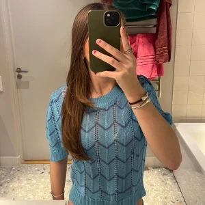 Stickad T-shirt - Säljer denna jätte snygga stickade t-shirten 💙 Den är från Design by Si och är i extremt bra skick