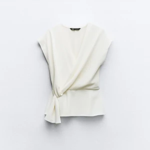 Zara blus - Säljer denna jättefina blus från Zara! Aldrig använd💕🌸