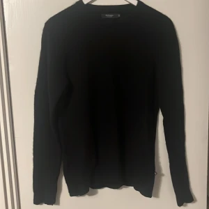 Svart kashmirtröja från Matinique - Säljer en svart 100% kashmirtröja från Matinique i storlek S. Tröjan är supermjuk och perfekt för både höst och vinter. Den har långa ärmar och en klassisk design. Observera att det finns en liten skada på ena ärmen och vid armhålan däremot är dessa inte så synliga. Kom dm för evetuella frågor Nypris 1300kr