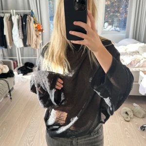 Svart transparent blus med stenar Zara - Säljer en superfin svart transparent blus med glittrande stenar. Den har en lös passform och långa ärmar, perfekt för en kväll ute eller en fest. Materialet är lätt och luftigt, vilket gör den bekväm att bära. Blusen är i nytt skick och har fortfarande etiketten kvar. Storlek S. Produktvärde 499kr.