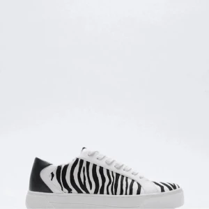 Zebra sneakers  - Zebra sneakers från Zara, storlek 37 men skulle säga att de är stora i storleken Nypris 499💕