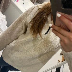 Beige fleece hoodie från Everest - Mysig beige fleece hoodie från Everest i storlek XS. Perfekt för kyliga dagar med sin mjuka och varma känsla. Den har en halv dragkedja framtill och en bekväm passform. Perfekt för höst och vinter! 🍂❄️nypris var runt 600kr❤️