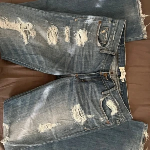 Slitna Lågmidjade Bootcut Jeans - Passade tyvärr inte 🩷Skriv för fler bilder eller mått!