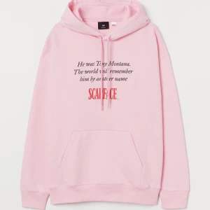 Rosa scarface hoodie limited edition - Stilig rosa hoodie från HM. Limited edition, den är unisex passar både tjej och kille. Snabbaffär 100kr. 