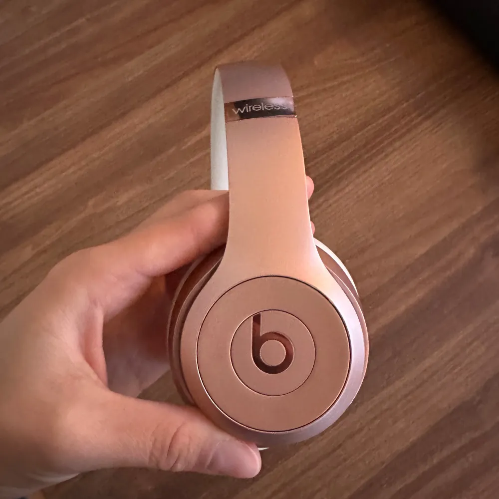 Beats Solo 3 hörlurar i färgen Rose Gold. Finns online för ca 2000-3000 kr. Kuddarna är slitna, men finns online för billig peng och kan bytas ut, i övrigt är hörlurarna som de ska.. Övrigt.