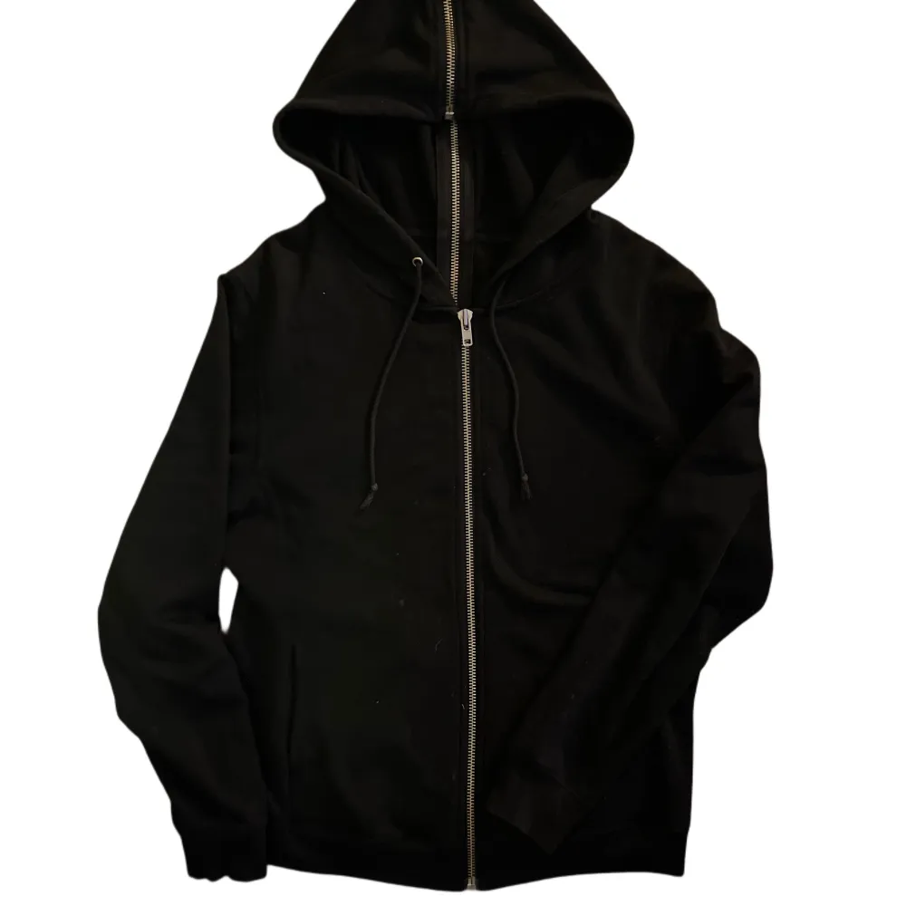 Zipper från längst ner i ryggen till toppen av luvan. Prototyp från BLK DNM därav ingen tag . Hoodies.