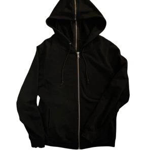 BLK DNM zip Hoodie  - Zipper från längst ner i ryggen till toppen av luvan. Prototyp från BLK DNM därav ingen tag 