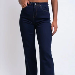 Mörkblå högmidjade jeans - Snygga mörkblå jeans med hög midja och en klassisk straight fit. Perfekt nu till hösten! Använda men är i toppenskick💗Storlek M i längd regular💕Priset är diskuterbart och skickar gärna fler bilder om de behövs🫶🏼