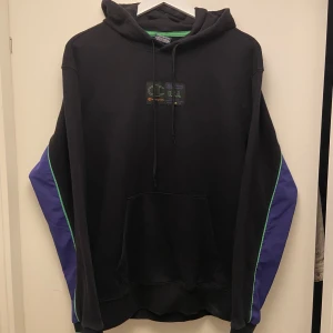 Vintage Champion Hoodie - Svart vintage Champin Hoodie.                 Väldigt bra skick. Den är använd men den är inte urtvättad och den har inga märkbara defekter.                                         Storlek M, men passar även S