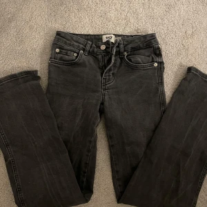  Jeans  - Säljer min jeans från lager 157 bra skick. Bootcut låg midja. Super fina fickor med en trendig detalj. Passar mig i längden som är 165.  Skicka för fler mått