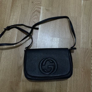 Axelremsväska  - Axelremsväska i mycket bra skick 