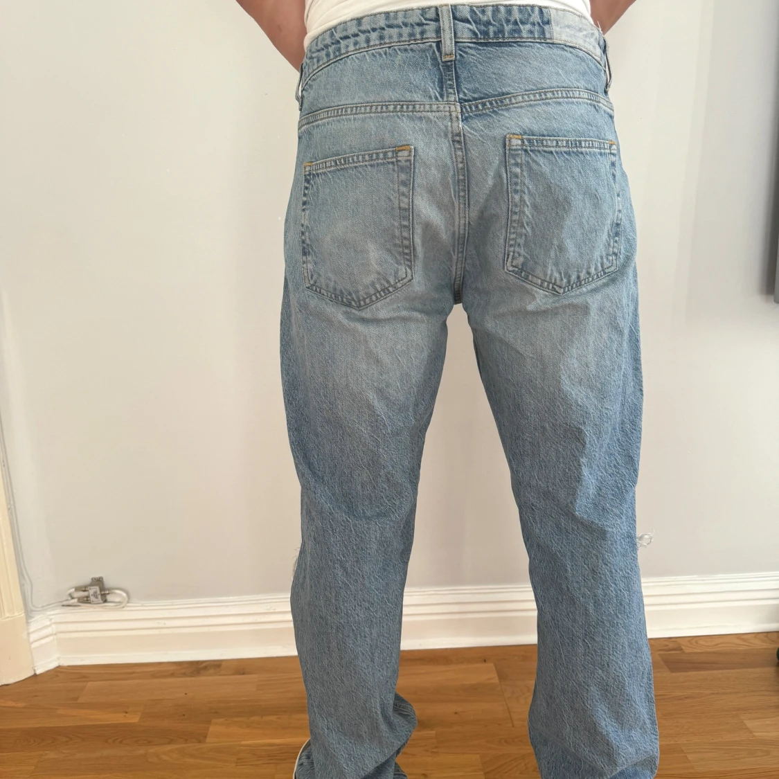 Blå jeans med slitningar - 91