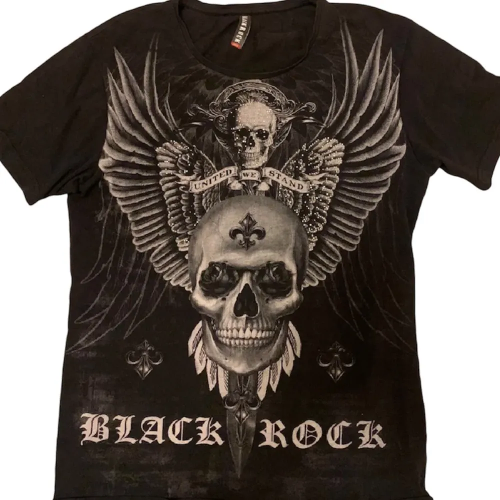 asball svart t-shirt från Black Rock med ett stort dödskalletryck och vingar på både fram- och baksidan. texten 'Black Rock' är tryckt i vitt nedtill. t-shirten är kortärmad och gjord i bomull för en bekväm passform.. T-shirts.